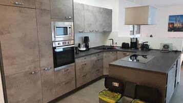 Kühlschrank, Mikrowelle, Ofen, Herdplatte