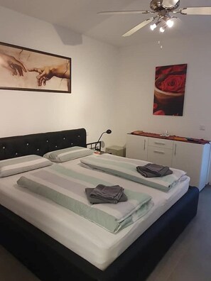 1 quarto, ferros/tábuas de passar roupa, berço de viagem