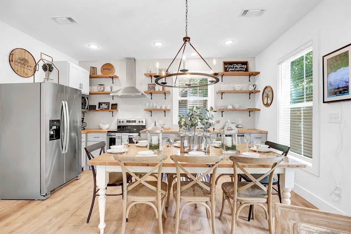 2 عدّة غرف نوم وبديكورات فريدة لكل غرفة وطراز فريد لكل وحدة