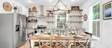 Maison, plusieurs lits, bain à remous (310 W Travis- Back) | Restauration