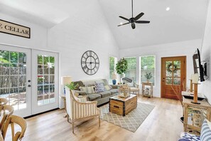 Casa, várias camas, banheira de imersão (310 W Travis- Back) | Área de estar
