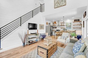 独立别墅, 多张床, 热水浴缸 (310 W Travis- Back) | 起居区