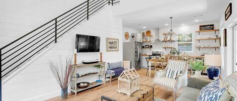 Casa, varias camas, hidromasaje (310 W Travis- Back) | Área de sala de estar