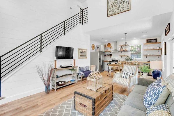 Casa, várias camas, banheira de imersão (310 W Travis- Back) | Área de estar