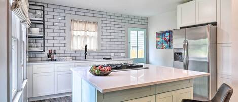 House, 2 Queen Beds, Kitchen | Private kitchen