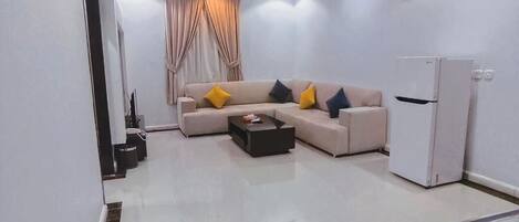 Apartment, 1 Schlafzimmer | Wohnbereich | 45-Zoll-LED-Fernseher mit Kabelempfang, Drucker