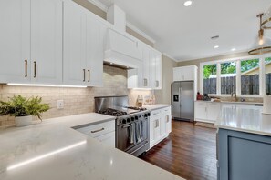 House, Multiple Beds, Pool Access | Private kitchen | Fridge, microwave, oven, stovetop - Heart of Fredericksburg With Pool Hot-tub&grill (Fredericksburg)