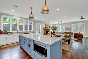 House, Multiple Beds, Pool Access | Private kitchen | Fridge, microwave, oven, stovetop - Heart of Fredericksburg With Pool Hot-tub&grill (Fredericksburg)