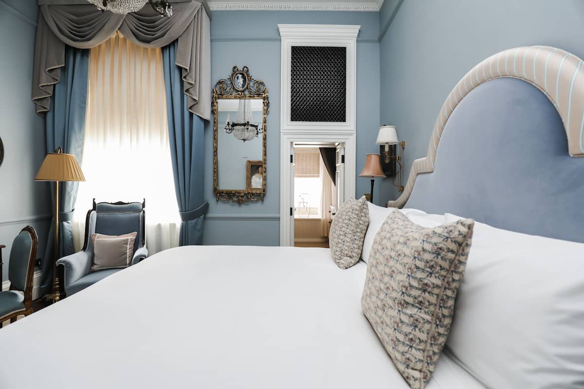 Luxe kamer, 1 twee- of 2 eenpersoonsbedden, 1 kingsize bed, bad | Lakens van Egyptisch katoen, luxe beddengoed, donzen dekbedden