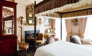 Down comforters, in-room safe, individually decorated - Henry's Townhouse (London)