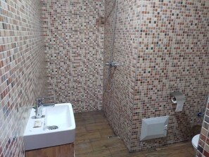 Shower, rainfall showerhead, free toiletries, towels - Hotel agnou (Marrakech)