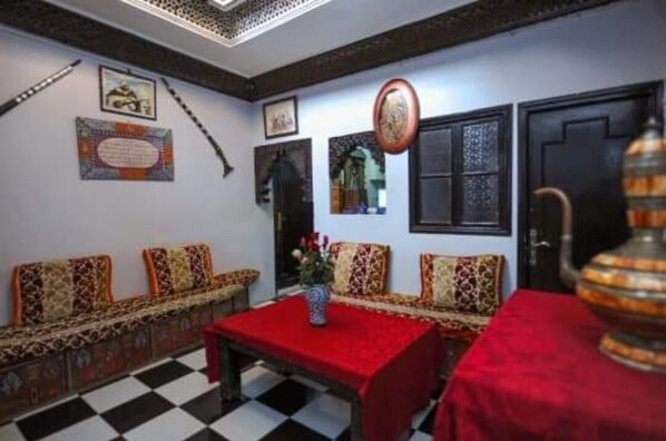 22-inch LCD TV with cable channels, TV - Hotel agnou (Marrakech)