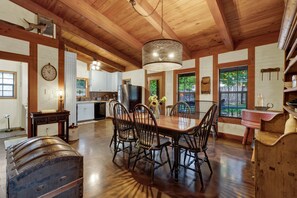 Dining - New! Luxury Home Near Main St With 2 Hottubs&firepit (Fredericksburg)