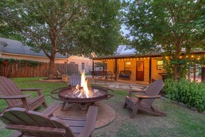 Property grounds - New! Luxury Home Near Main St With 2 Hottubs&firepit (Fredericksburg)