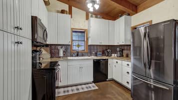 獨棟房屋, 多張床, 熱水浴缸 | 私人廚房 | 電冰箱、微波爐、烤箱、爐台