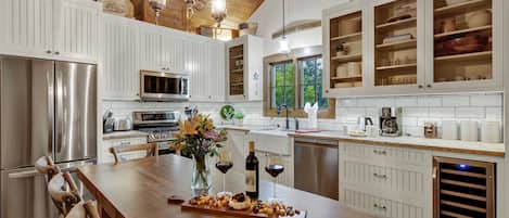 House, Multiple Beds, Hot Tub | Private kitchen | Fridge, microwave, oven, stovetop