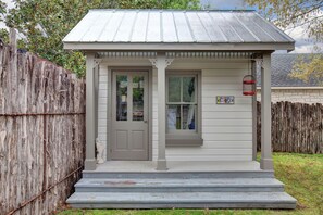 Exterior - New! Luxury Home Near Main St With 2 Hottubs&firepit (Fredericksburg)