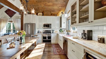 House, Multiple Beds, Hot Tub | Private kitchen | Fridge, microwave, oven, stovetop