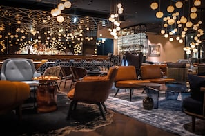 2 bars/lounges