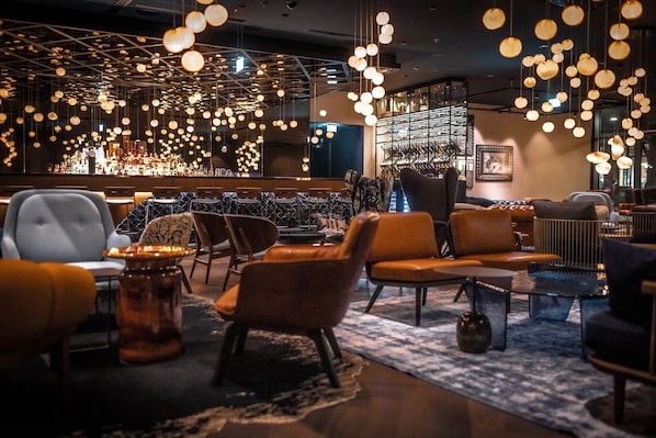 2 Bars/Lounges