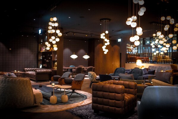 2 bars/lounges