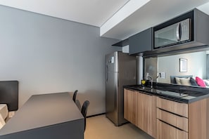 Estudio superior (DESATIVADO) | Cocina privada | Microondas, parrilla de estufa y cafetera de espresso