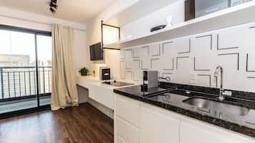 Refrigerador, microondas, cafetera expreso, tostadora