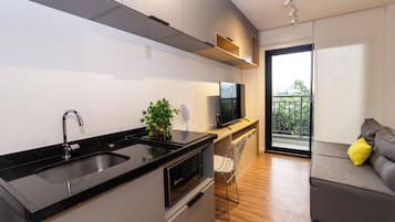 Refrigerador, microondas, cafetera expreso, tostadora