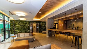 Ein modernes Interieur mit Wohnbereich, Küche und Bar.