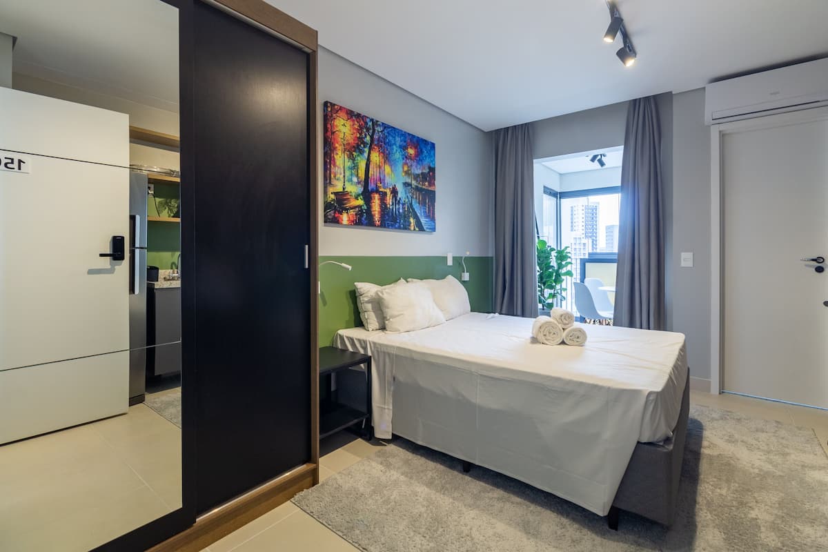Superior studio (448470) | Badkamer | Een douche, een regendouche, handdoeken, toiletpapier