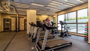 Ein Fitnessraum mit Laufbändern, Ergometer und Rudergerät.