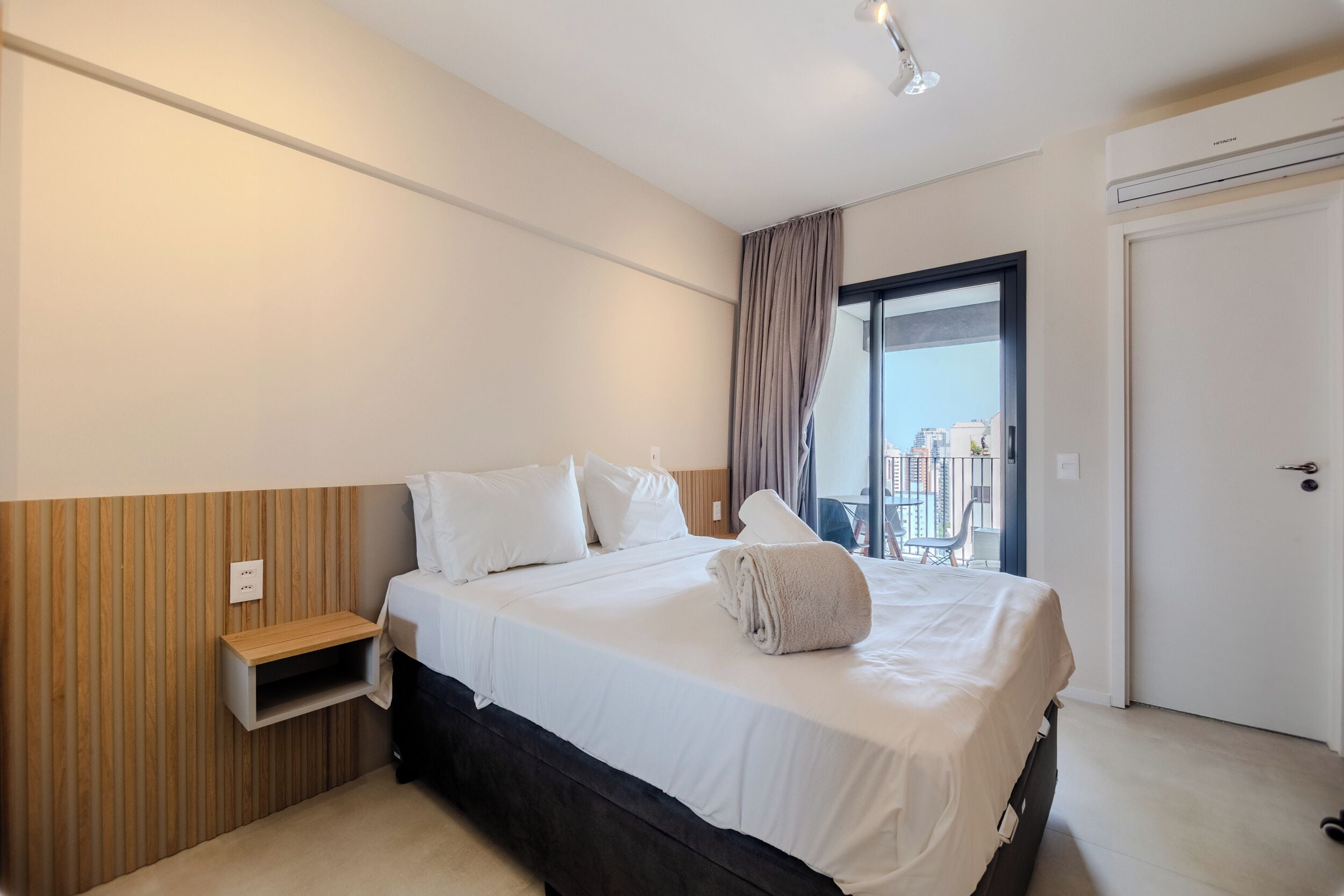 Standard Studio (633582) | Desk, bed sheets