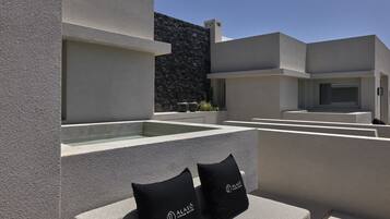 Premium room with Outdoor Hot Tub | In-room safe, blackout curtains, soundproofing, iron/ironing board