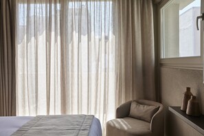 Premium tweepersoonskamer | Een kluis op de kamer, verduisterende gordijnen, geluiddichte muren