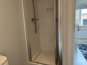 Double Room, Ensuite, Garden View (Roses) | Bathroom | Towels, soap, toilet paper - Infinity Guest House Wiltshire Crescent (Basingstoke)