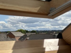 Standard Double Room, Shared Bathroom (Daisy's) | Premium bedding, individually decorated, individually furnished - Infinity Guest House Wiltshire Crescent (Basingstoke)