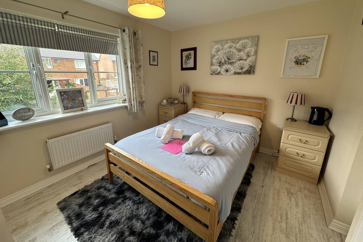 Habitación doble, baño en la habitación, vista al jardín (Roses) | Ropa de cama de alta calidad, wifi gratis y decoración personalizada