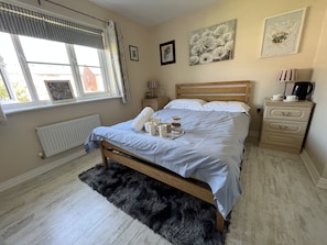 Doppelzimmer, mit Bad, Gartenblick (Roses) | Hochwertige Bettwaren, individuell dekoriert, individuell eingerichtet