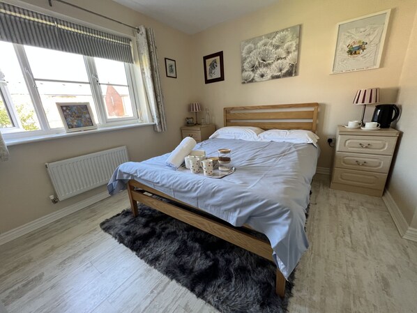 Kahden hengen huone, kylpyhuone makuuhuoneen yhteydessä, näköala puutarhaan (Roses) | Ylelliset vuodevaatteet, yksilöllisesti sisustettu