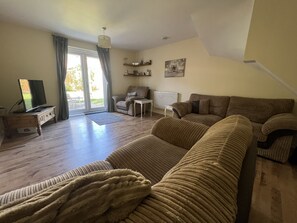 Lounge - Infinity Guest House Wiltshire Crescent (Basingstoke)