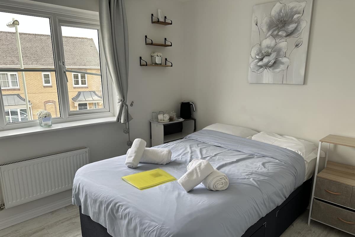 Habitación doble superior, baño compartido (Sunflowers) | Ropa de cama de alta calidad, wifi gratis y decoración personalizada