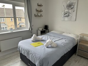 Superior Double Room, Shared Bathroom (Sunflowers) | Premium bedding, individually decorated, individually furnished - Infinity Guest House Wiltshire Crescent (Basingstoke)