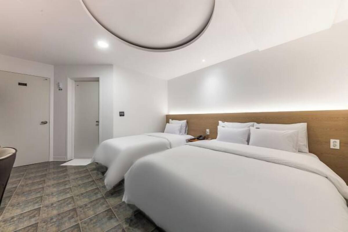Wifi gratis, decoración personalizada y muebles diferentes