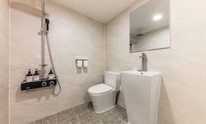 Suite Familiale | Salle de bain | Articles de toilette gratuits, sèche-cheveux, peignoirs, chaussons