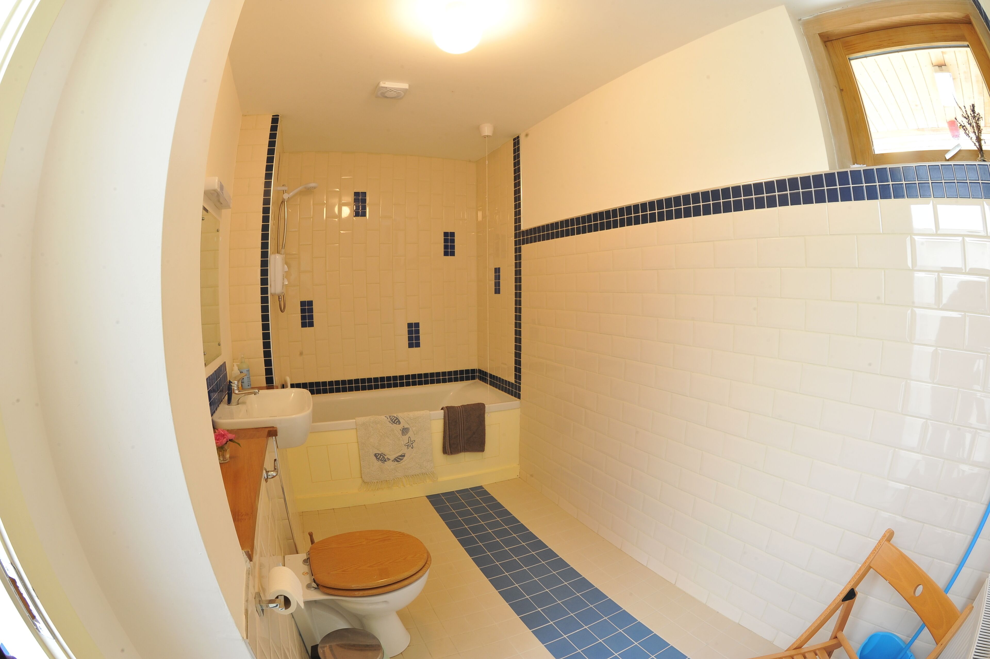 Ein Badezimmer mit Toilette, Waschbecken, Badewanne und Dusche.