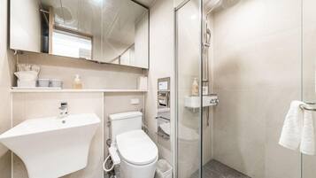 Shower, pengering rambut, kloset, dan handuk