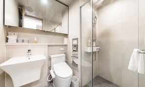 Shower, hair dryer, bidet, towels - Archieve 4H hotel Busan (Busan)