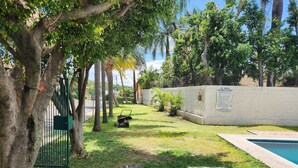 A backyard with a pool, a lawn, and a fence. - Cuernavaca (Emiliano Zapata)