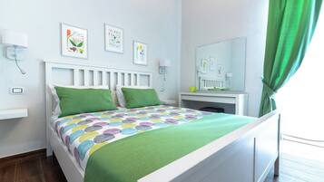 Basic Room, 1 Bedroom | 1 bedroom, in-room safe, desk, soundproofing