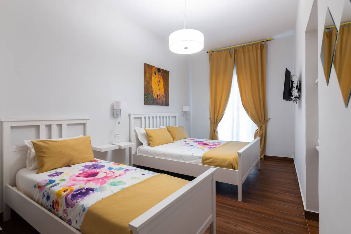Deluxe Triple Room | 1 bedroom, in-room safe, desk, soundproofing
